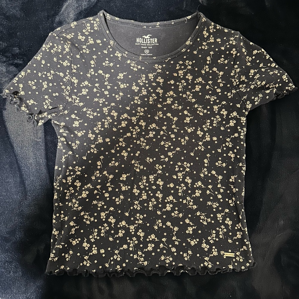 hollister baby shirt, size xs